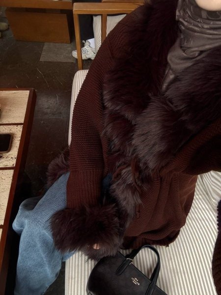 جاكيت صوف باللون البني